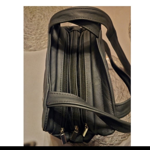 BIG PRICE DROP!!  Three Large Main Zippered Compartments Leather Handbag - Picture 3 of 12